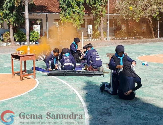
Anggota PMR SMP Negeri 10 Melakukan Antraksi Pertolongan Pertama Saat Kebakaran 