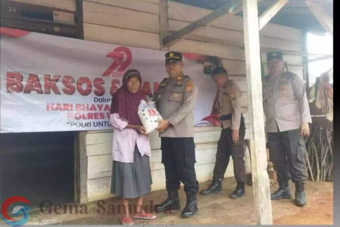 
Dari Rumah ke Rumah, Kapolsek Bersama Personel Salurkan Paket Sembako di Gunung Labuhan