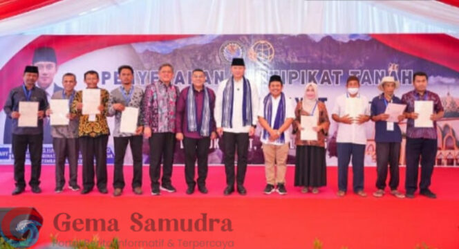 
Di NTT diserahkan 228 Sertifikat oleh Wakil Ketua ATR/BPN Bersama Menteri IPK AHY 