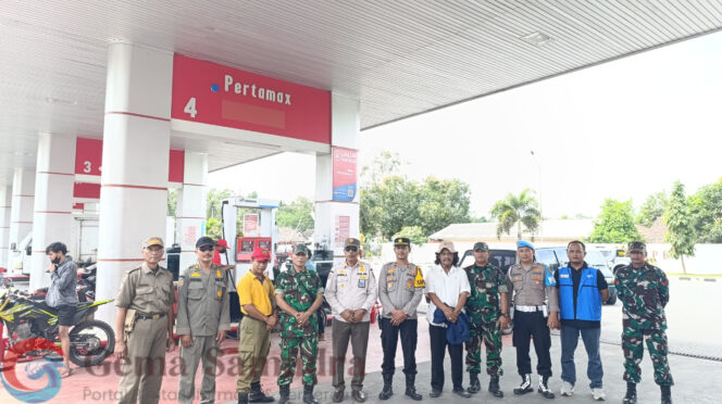 
Ini Tanggapan Kapolsek Gumukmas Dalam Memantau SPBU di Bagorejo !!!