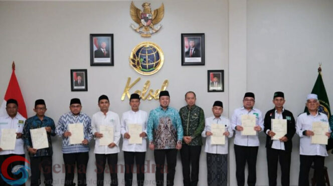 
Menteri ATR/BPN Nusron Wahid, Menyerahkan 11 Sertifikat Tanah Wakaf Kepada PCNU Kalimantan Selatan