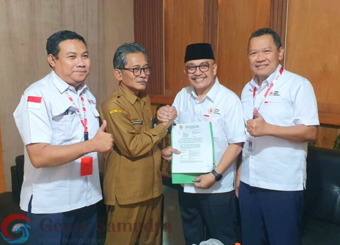 DLH Menyerahkan Rekom Ijin Lingkungan Ke PMI Cabang Jember.