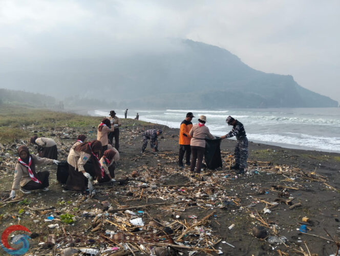 
Pos TNI AL Puger Bersama Pramuka Bersihkan Pantai Peringati Hari Pramuka Ke 64 Dan HUT RI Ke 80