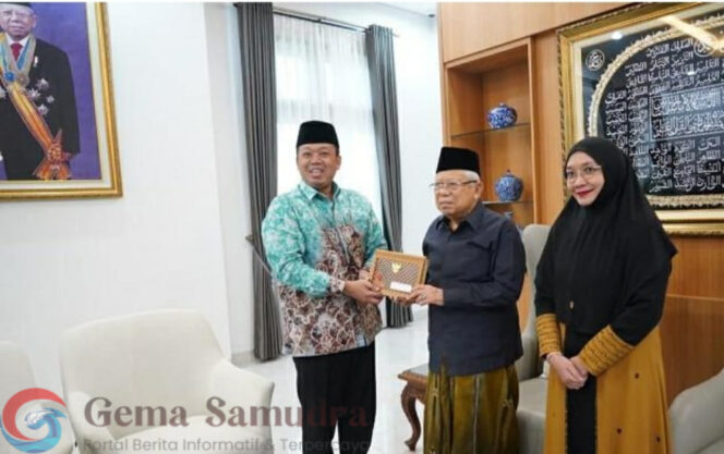 
Menteri ATR/BPN Nusron Wahid Menyerahkan Undangan HUT RI ke Ma’ruf Amin