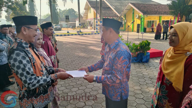 
PTPN 1 Regional 5 Kebun Tembakau Berikan Penghargaan untuk Karyawan 25 Tahun Masa Kerja, di HUT RI ke 80 