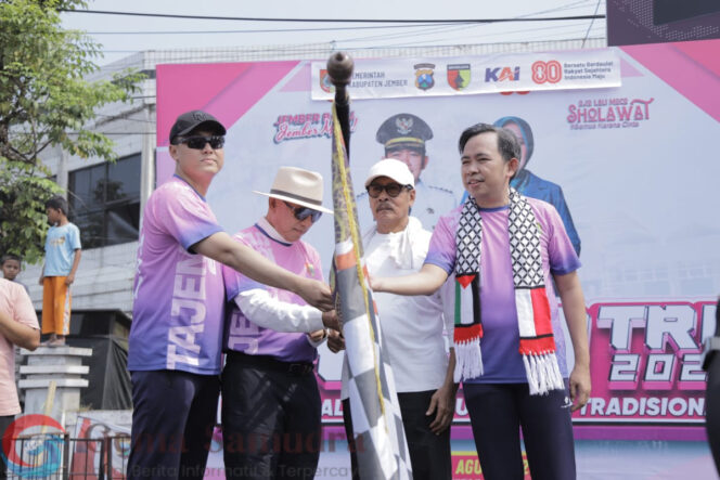 
Event Tahunan Gerak Jalan Tradisional (Tajemtra) di Lepas Langsung Oleh Bupati Jember Fawaid.