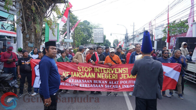 
Ramai postingan dugaan korupsi dana Sosperda yang kian gaduh, dan ramai membuat Jember Against Corruption melakukan aksi