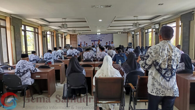 
PGRI Kabupaten Jember mengadakan pelantikan, dan pengukuhan pengurus, dan anggota, Bertempat di Aula Nirwana hotel Greenhill Rembangan.