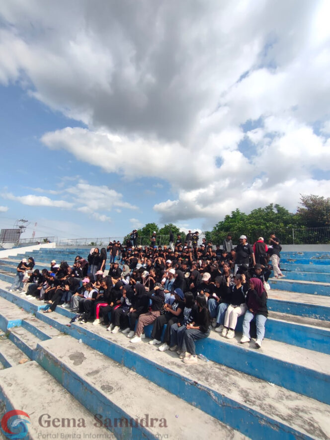 
Suporter SMPN 1 JENGGAWAH Tunjukkan Kekompakan dan Sportivitas dalam Laga Sepakbola se Kabupaten Jember.