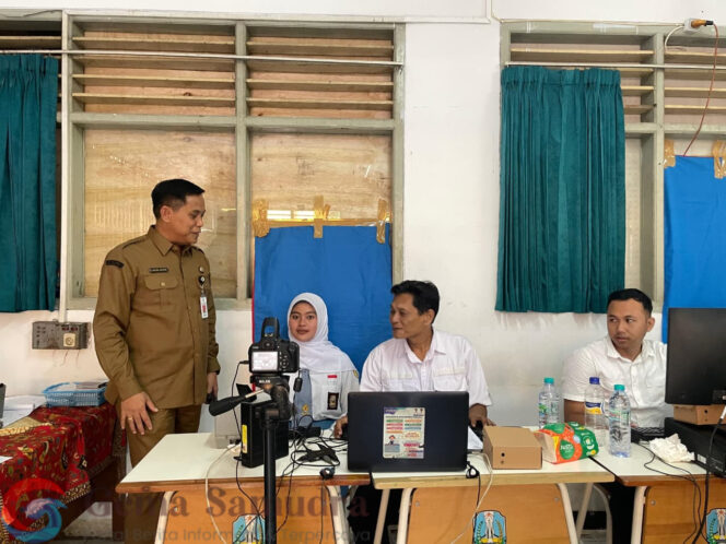 Disdukcapil Turun Langsung Rekam KTP Pemula Pelajar SMAN 5 dan SMKN 4 Jember