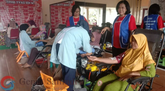 
Rumah Rumpi Sehat Bidanku, dan Moore Life : Puluhan Kantong Darah Terkumpul dari Donor Darah Kolaborasi IWAPI.
