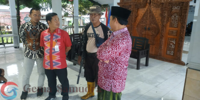 
Kades Klungkung Bersama Anggota Polsek Sukorambi Mengunjungi Warga yang Digigit Monyet