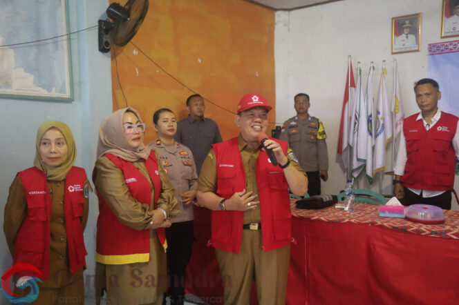 
Ketua PMI Lampung Timur Azwar Hadi Salurkan Bantuan Beras di Way Bungur