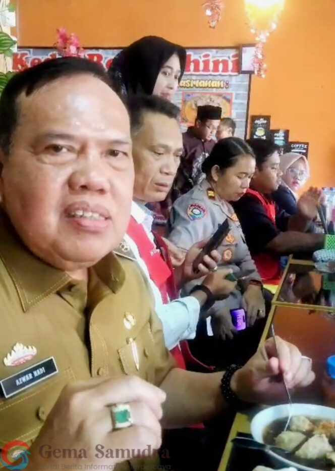 
Wakil Bupati Lampung Timur Bersama Rombongan Makan Bakso Tulang Kedai Resto Shini di Way Bungur