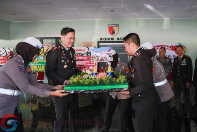 
Kapolres Jember dan rombongan Ucapkan Selamat HUT TNI ke-80, Datangi Mokodim 0824 Jember.