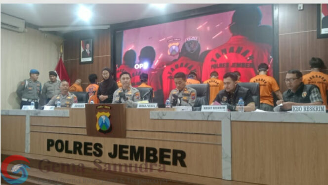 
Berhasil Ungkap 212 Kasus 89 Tersangka, Press Conference Polres Jember Raih Peringkat 3 Polda Jatim.