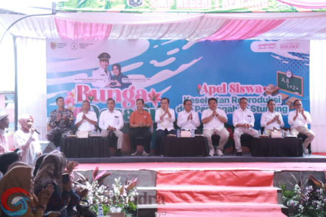 
Kunjungi SMPN 1 Kencong, Bupati Fawait Dorong Budaya Literasi dan Edukasi Usia Ideal Kehamilan