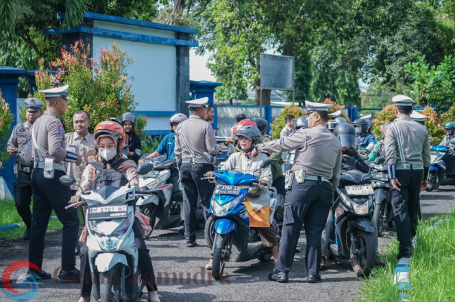 
Operasi Zebra Semeru 2025, Satlantas Polres Jember Gencarkan Edukasi Keselamatan Berlalu Lintas