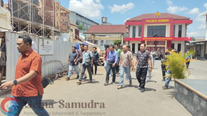 
Dugaan Kriminalisasi Rekan Sejawat, Puluhan Advokat Forum Kerabat Advokat Serahkan Surat Permohonan Audiensi ke Polres Jember.