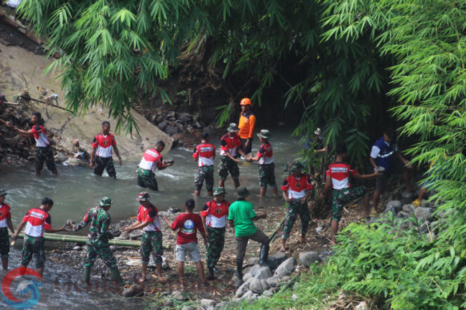 
Yonarmed 8/UY Gerak Cepat Membantu Pemulihan dan Penguatan Struktur Tebing Sungai di Kaliwates Akibat Longsor