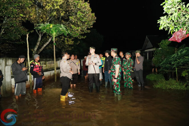 
Kapolres Jember Bersama Dandim 0824 Turun Langsung Cek Lokasi ke Jumlah wilayah Luapan Sungai Bedadung