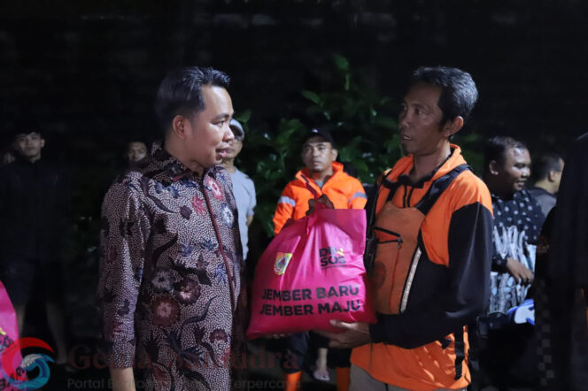 
Gus Fawait Sigap Cek ke Lokasi Banjir Jember Sambil Distribusikan Sembako