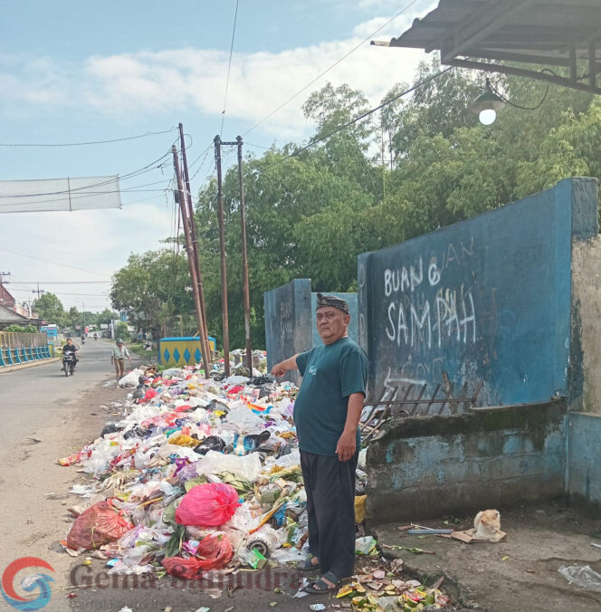 
Sampah Berserakan dan Bau Busuk Cemari Akses Menuju Wisata Watu Ulo, Pemerhati Lingkungan Angkat Bicara