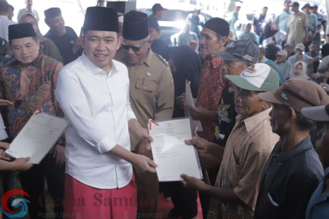 
Tegaskan Kepastian Hukum bagi Warga Pinggir Hutan Bupati Gus Fawait Serahkan Sertipikat Redistribusi Tanah di Tempurejo.