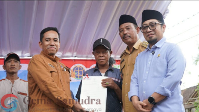 
BPN Jember Gelar Tasyakuran dan  Penyerahan Sertipikat Redistribusi Tanah di Desa Tugusari