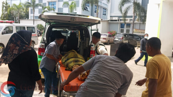 
Ambulans RS Tak Kunjung Datang, Keluarga Pasien Meninggal di RS Mitra Husada Pringsewu Terpaksa Gunakan Ambulans Sukarelawan