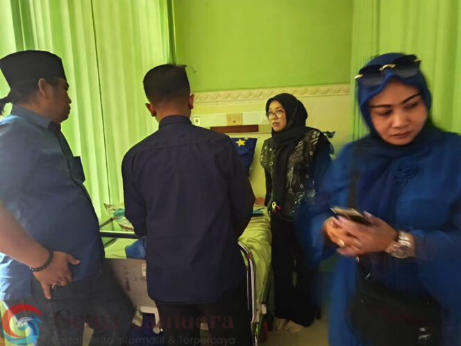 
Selalu Terjun Dalam Giat Keagamaan Dan Sosial Moh. Syahrul Rizal Kader Terbaik NasDem Bangsalsari, Pengurus DPC Jenguk Orang Tuanya Pasca Kecelakaan