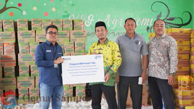 
BRI Bagi Paket Sembako Ke Warga Kurang Mampu di Desa Karang Anom