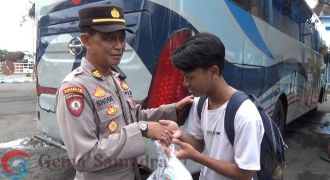 
Langkah Cepat Polisi Bantu Santri Kabur Asal Jogjakarta Tersesat di Bondowoso Hingga dijemput Keluarganya.