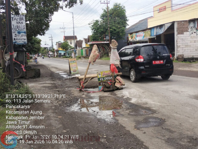 
Intensitas Hujan Tinggi, Warga Pancakarya Tutup Jalan Berlubang di Jalan Semeru Krasak