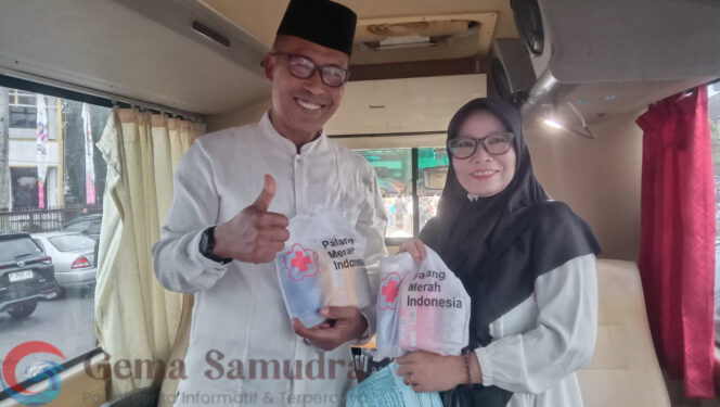 
Pasutri Kompak Donor Darah di Resepsi Satu Abad NU Alun-Alun Jember