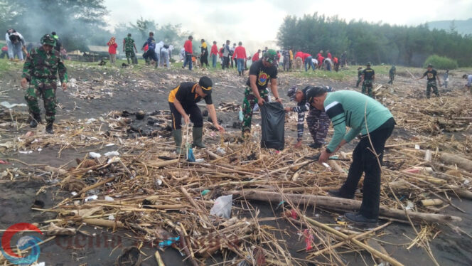 
Sebagai Bentuk Kepedulian terhadap Lingkungan Jajaran Polres Jember melakukan Bersih-bersih Pantai Puger