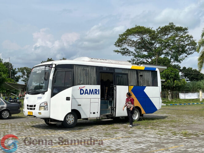 
Pemkab Jember Perkuat Transportasi Terintegrasi : Shuttle Bus Gratis Bandara Notohadinegoro Kembali Beroperasi.