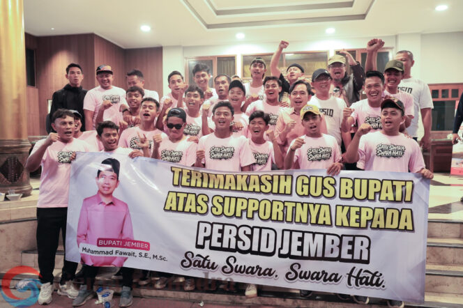 
Persid Jember dan Pendukung Disambut Gus Fawait, Persid Jember Pastikan Langkah ke Liga 4 Nasional