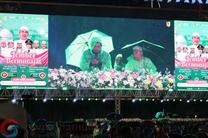 
Gus Fawait Bersama Ulama dan Jamaah Panjatkan Doa untuk Bangsa sebagai wujud Jember Bermunajat 