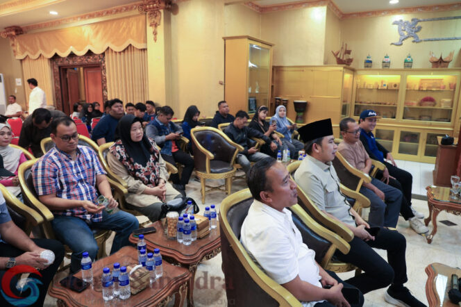 
Gus Fawait Ajak Masyarakat Jember Bersatu Beri Dukung Keenan Tembus Top 13 Indonesian Idol.