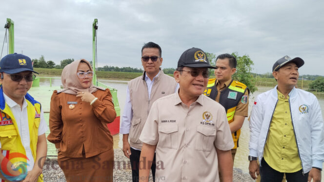 
Anggota DPR RI Komisi V, Hanan A.Rozak Tinjau Lokasi Jembatan Desa Kali Pasir