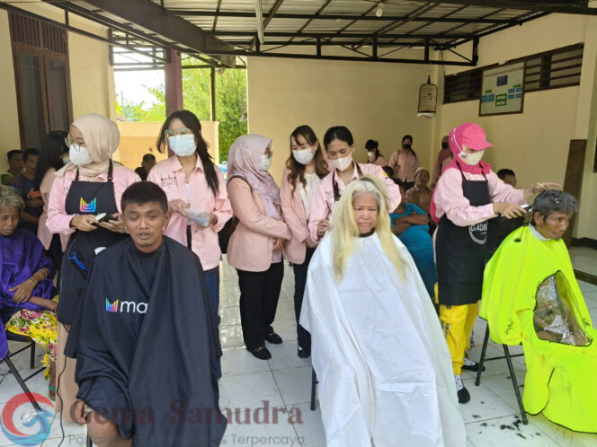 
Dinsos Jember Apresiasi Aksi Pangkas Rambut Gratis oleh Prodi Pendidikan Vokasional Tata Rias UNIPAR Jember