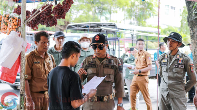 
Pemkab Jember Tertibkan Spanduk hingga Lapak Secara Persuasif wujudkan Gerakan ASRI.