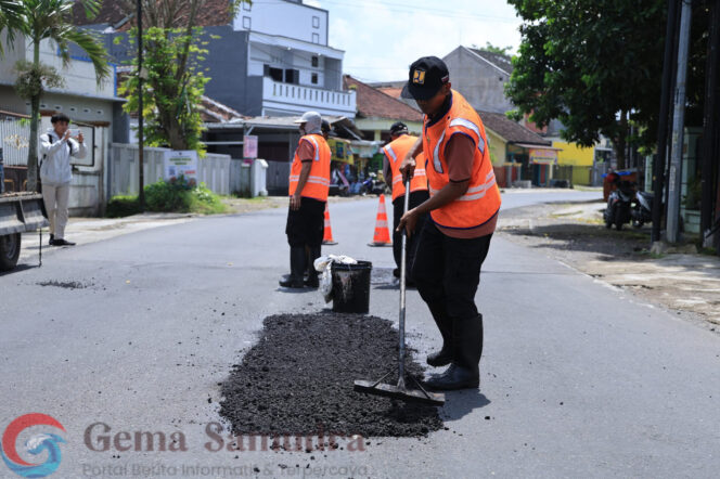 
Pemkab Jember Percepat Perbaikan Jalan Mendekati Hari Lebaran.