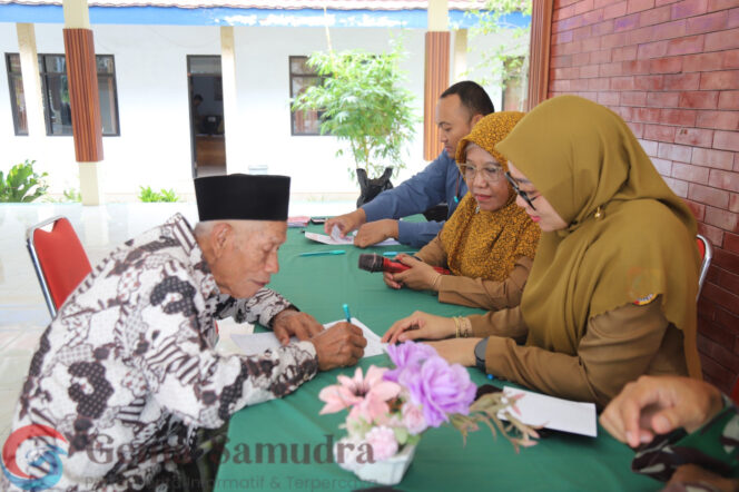 
Pemkab Jember Salurkan Insentif Guru Ngaji Jelang Idul Fitri Guru Ngaji Ucapkan Syukur.