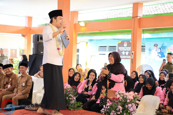 
Bupati Jember Umumkan Beasiswa Khusus Anak Kader Posyandu saat Safari Ramadhan di Ajung.