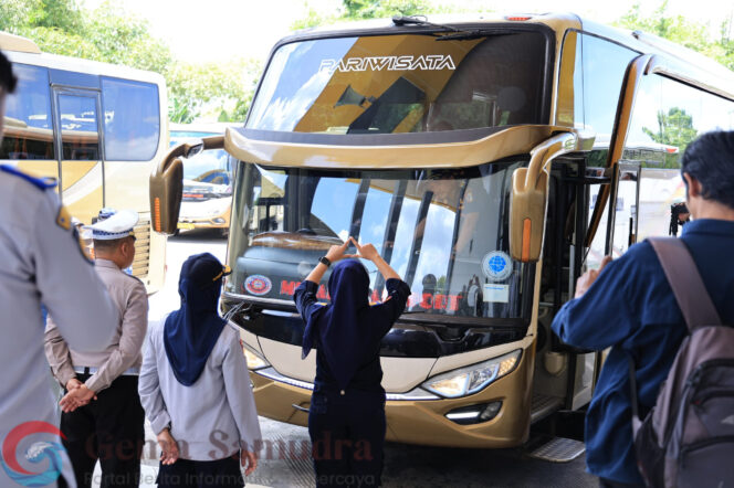 
Pemkab Jember Intensifkan Inspeksi Bus Angkutan Jelang Lebaran demi keselamatan Pemudik.