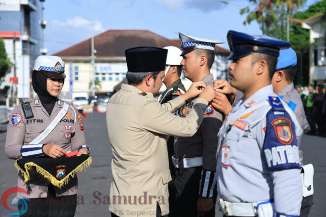
Gus Fawait Memberikan Apresiasi Kesiapan Pos Pengamanan Mudik Jember