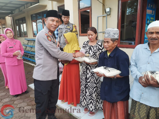 
Polri Untuk Masyarakat : AKP Nisin Pimpin Bagi Takjil Berikan Edukasi Tentang Tertib Lalu Lintas