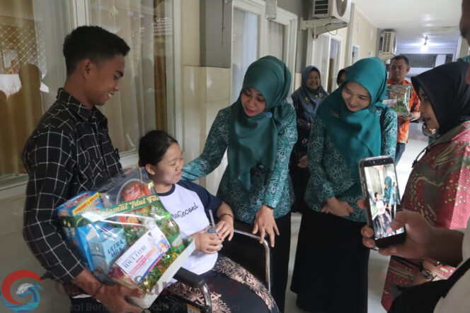 
Ning Ghyta Salurkan Ratusan Takjil dan Semangat Kesembuhan di RSUD Kalisat.